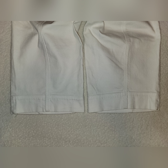 CAbi White Denim Jean Bermuda Shorts Size 4 - Picture 7 of 7